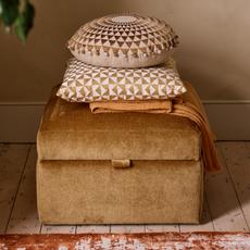 coastal bedroom decor ideas with molten foostool