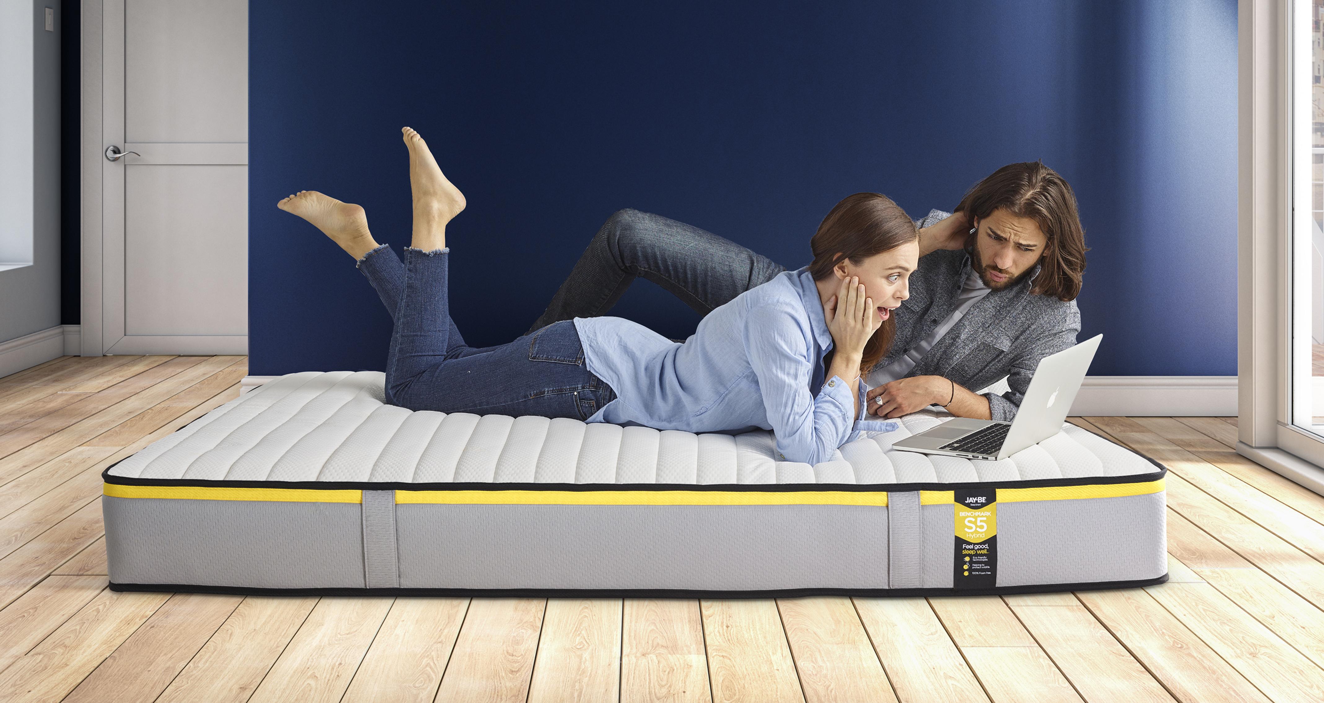 benchmarks5hybridecofriendlymattress_mc_benchmarkmattress_greyandwhite_view5