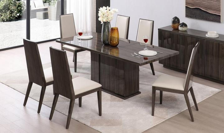 Extendable dining tables