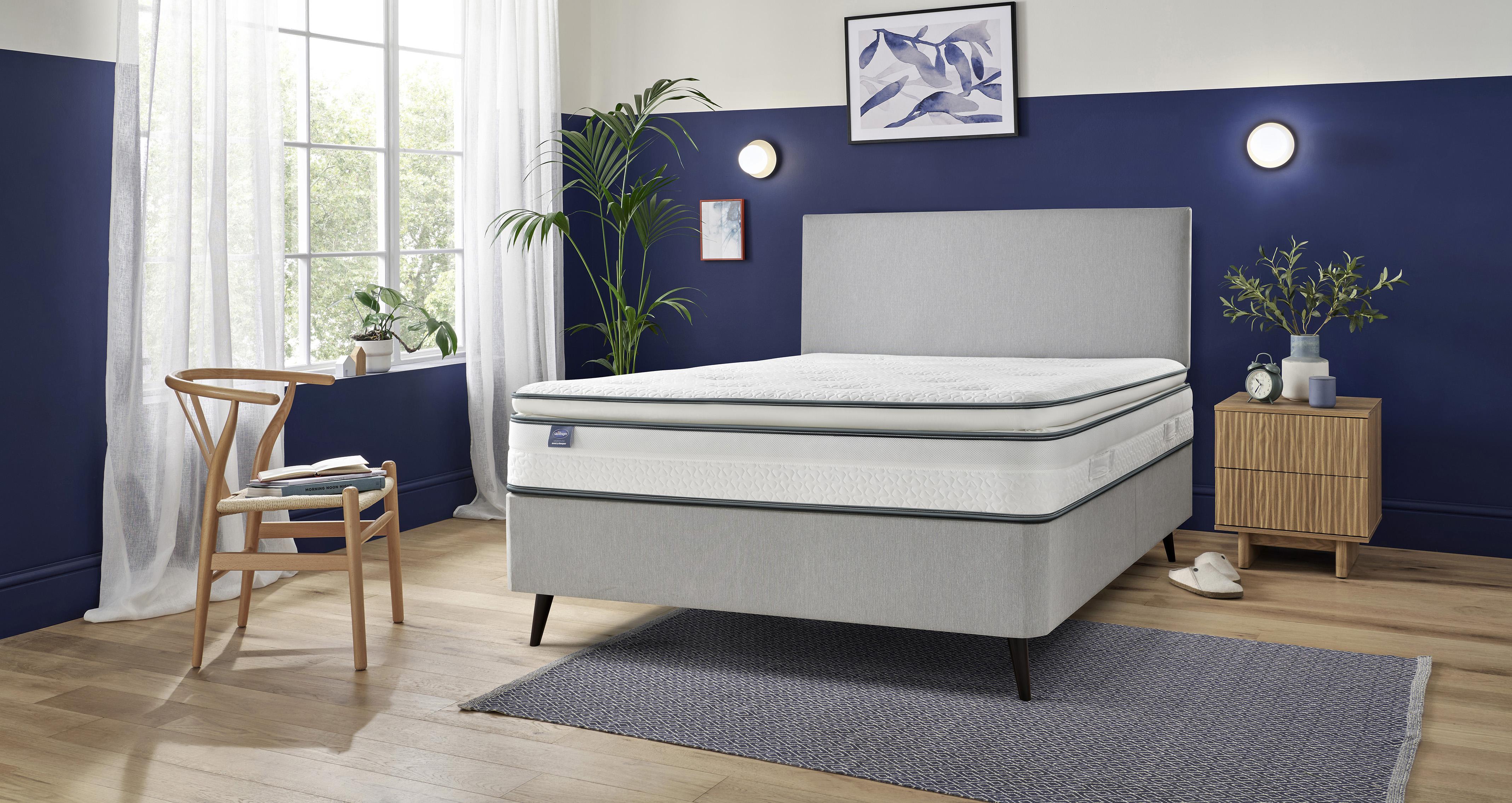Silentnight-miracoil-ultragel-pillowtop-mattress Double (4 ft 6) Mattress in Silentnight Mattress White
