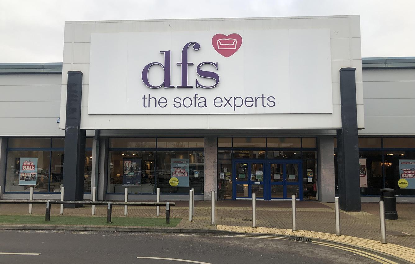 Northampton, UK - Oct 26, 2017: DFS Sofa Experts Logo in Nene Valley Retail  Park Stock Photo