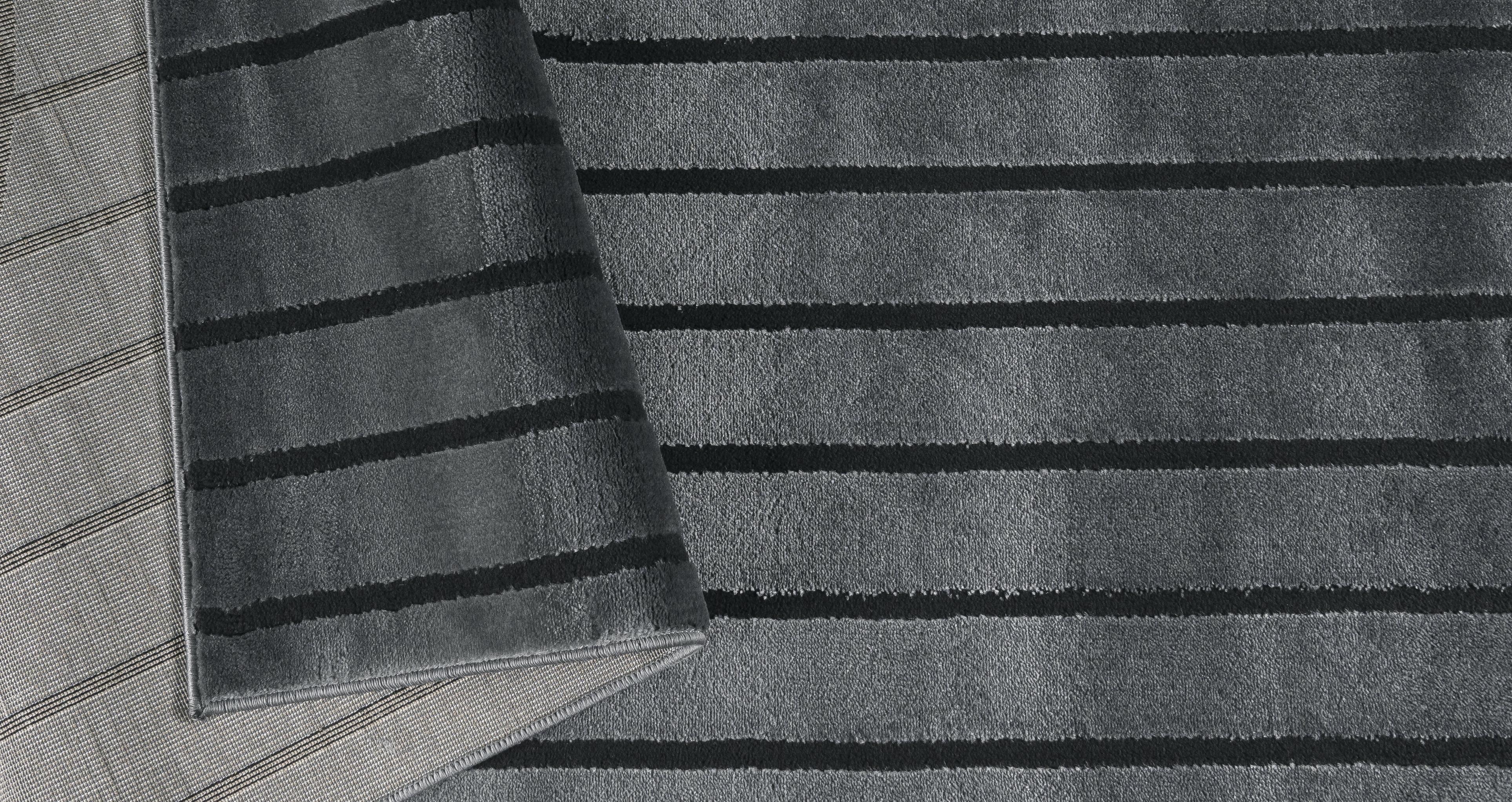tredbygreyrug_7b_tredbygrey_charcoalandblack_view6